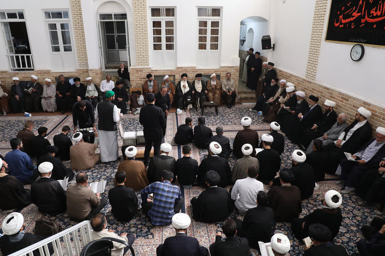 حضور مراجع، علما، مسئولان و اقشار مردم قم در بیت آیتالله شبیریزنجانی
