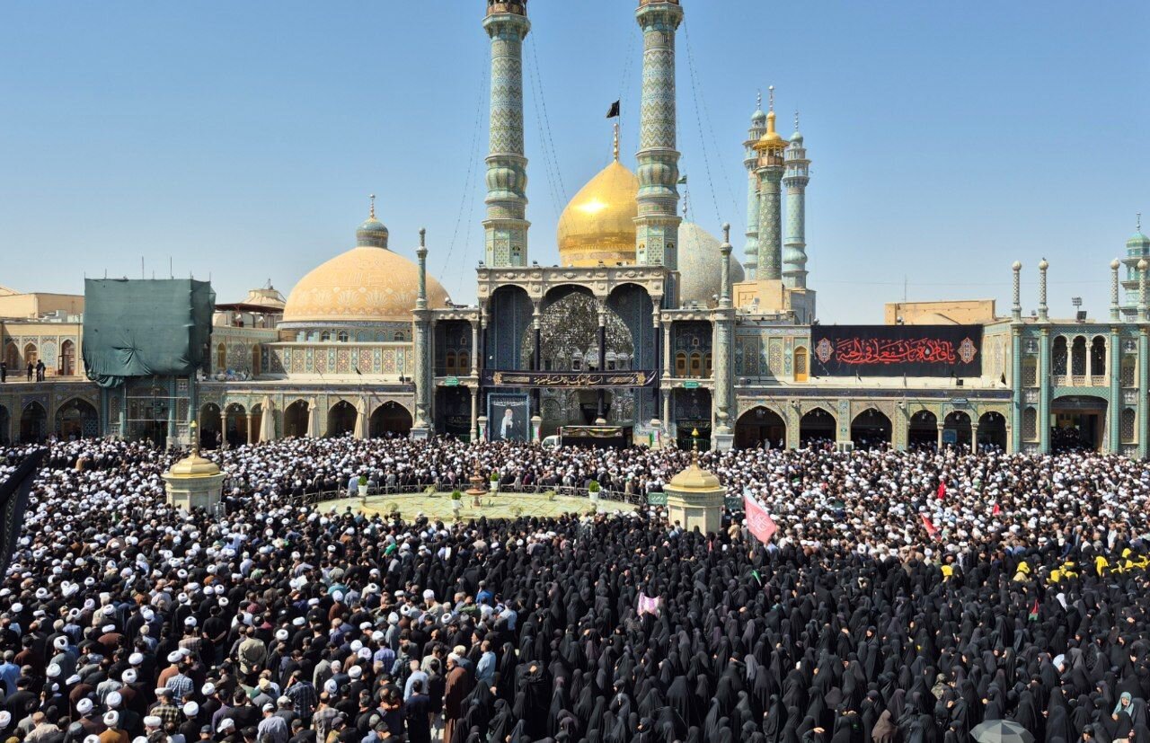 طواف پیکر آیتالله شبیری زنجانی در حرم بانوی کرامت