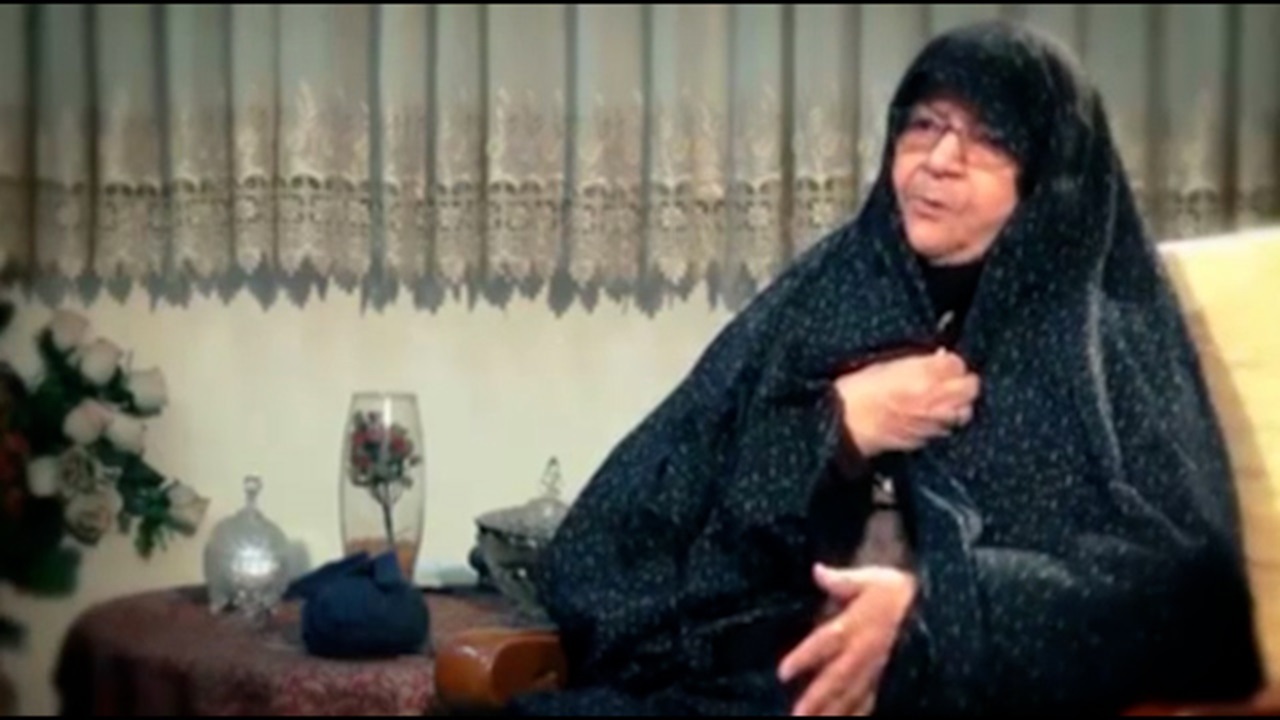 «ننه عصمت»؛ بانوی دستکشباف رزمندگان به رحمت خدا رفت + فیلم